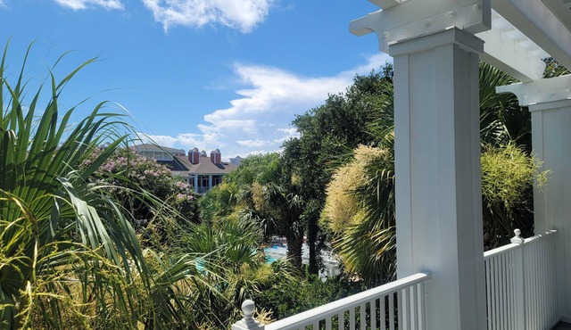 1BR w Private Balcony🌴 Free Beach Tram, Lagoon Pool, Full Kitchen, Washer&Dryer