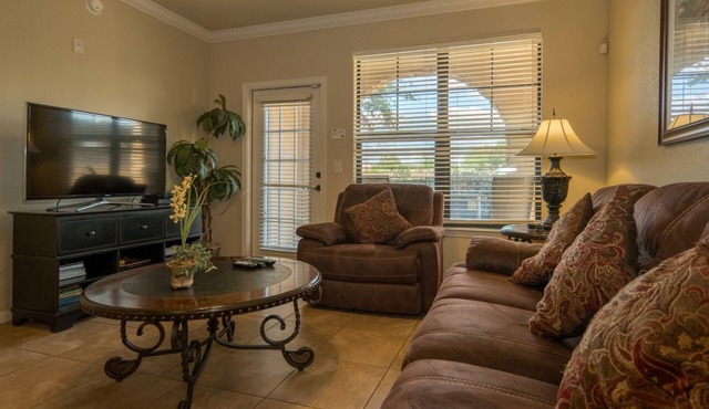 1st floor clean comfortable condo minutes to Disney World, resort pool