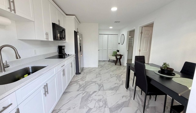 2/1 private, peaceful, lakeview studio in Atlantis