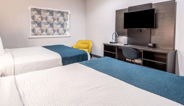 2 Accommodations | 4.9 Mi from Trinity Forest Adventure Park | Pets Allowed in Mesquite