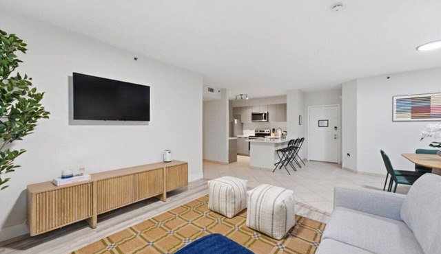 2 BD/2 BA/The Yacht Club at Aventura (8-108)