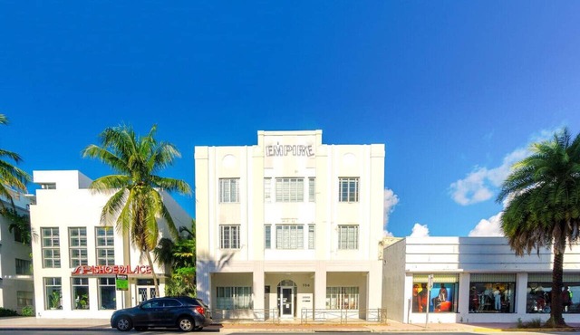 2 Bdr/1 Bth CHIC & COZY Apartment on Collins Ave
