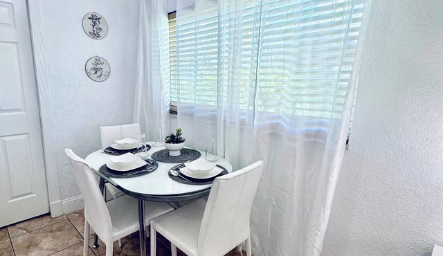 2 bedroom 1 Bath -Very peaceful & close to airport, Art District & beaches.