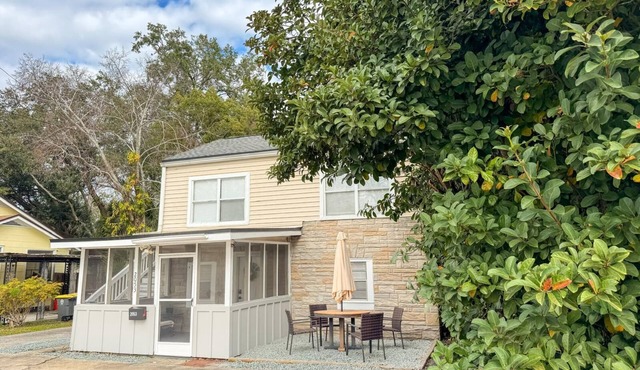 2-bedroom apartment in perfect Jacksonville with cool AC