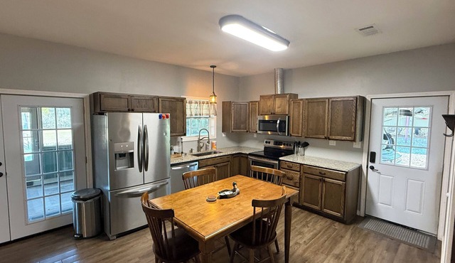 2-bedroom cabin in charming Jonesville with cool AC