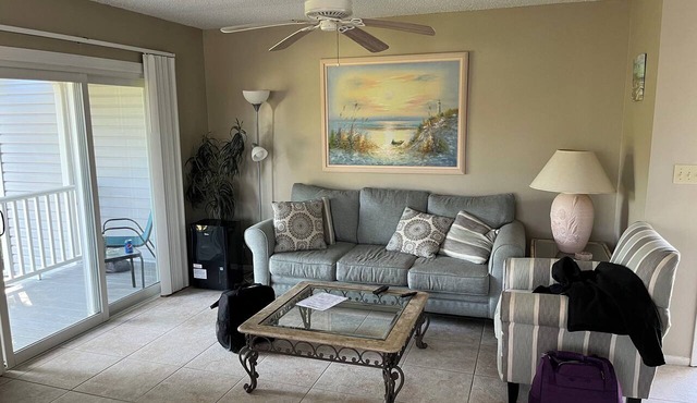 2-bedroom condo in delightful Fort Myers with cool AC