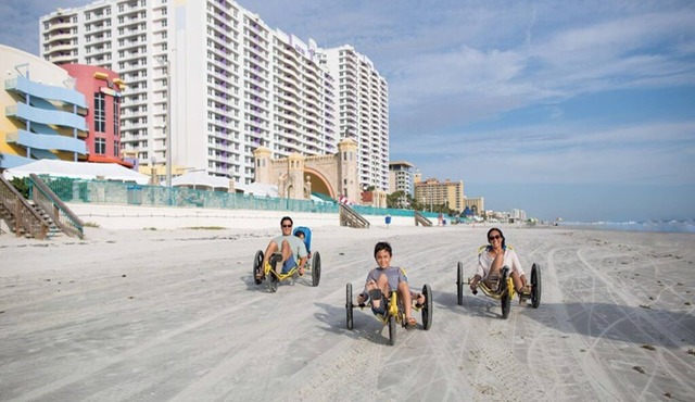 2 Bedroom Deluxe Condo w/Kitchen, Sleeps 8, on Daytona Beach, Ocean Walk Resort