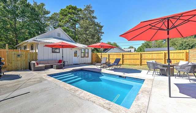 .2 mi to Downtown Rogers, Heated pool on Bike Trail, King Bed, Fire table in Rogers