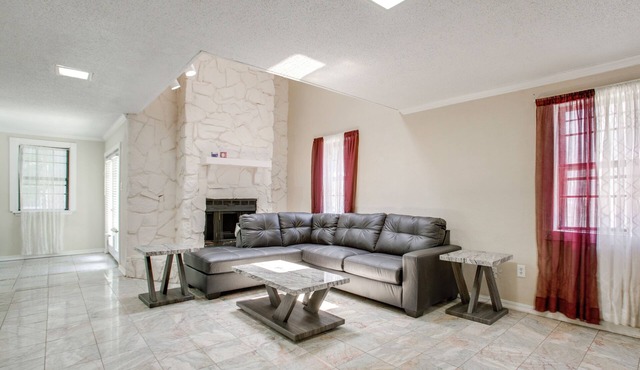 2 Mi to Lake! Townhome w/Pool Access in Kenner