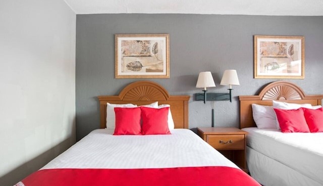 2 Queen Beds Perfect for Family Stays with Free Parking and Outdoor Pool in Silver Springs