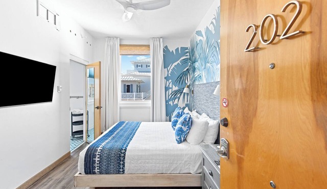 202 Rosemary Beach Inn - Includes Beach Chairs & Complimentary Breakfast + Access to 4 Pools in Rosemary Beach