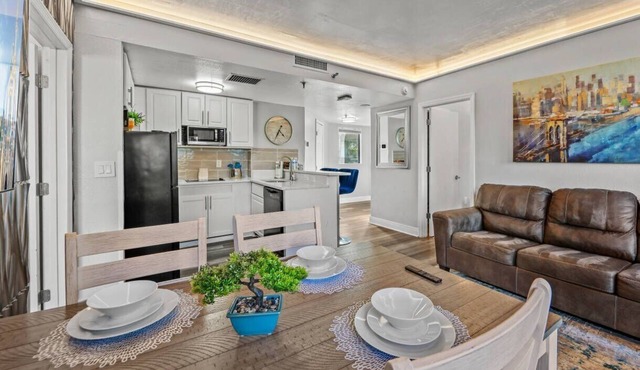 2BR Suite Near Universal – Pool & Gym Access