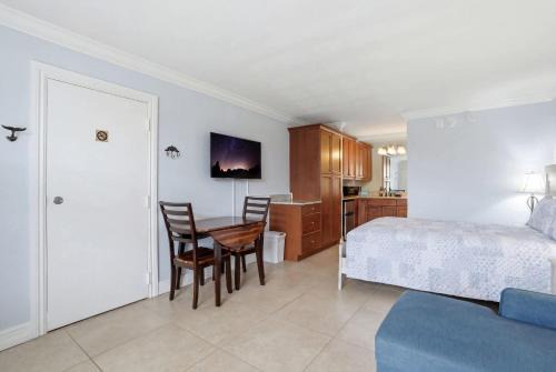 2nd Floor Efficiency - Close to Beach and Downtown