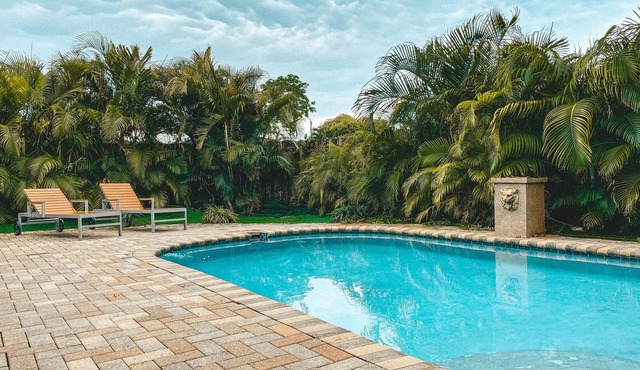 3/2 Beautiful Pool home 2 miles from Hollywood Beach.