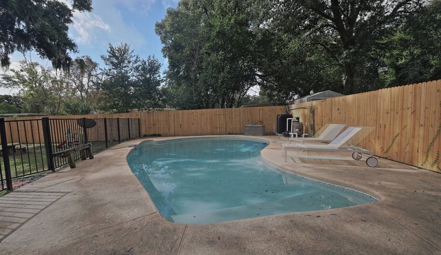 3 Bdrm 2 Bath Pool home close to everything