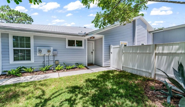 3-bdrm townhome in Ponte Vedra Beach. Close to Sawgrass, Beach, and Mayo Clinic.