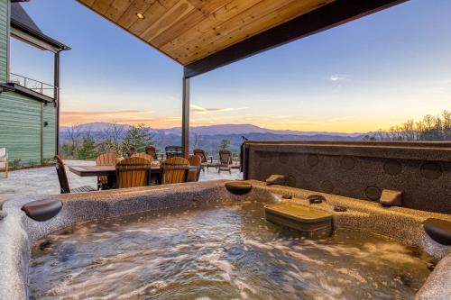 3 Bears Cottage 5 Star Luxury, Breathtaking Views, Indoor Pool, Game Room, Hot Tub! in Sevierville