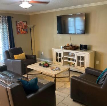 3 bedroom Cozy vacation rental near airport