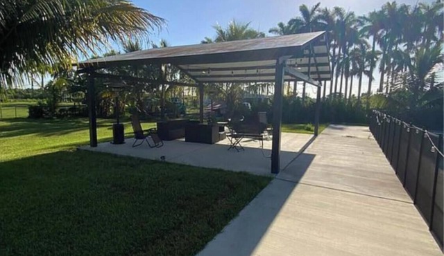 3-bedroom farmhouse in peaceful Miami with cool vibes