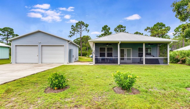 3-bedroom house with Hot Tub and Game Room in Eastpoint, 10 minute drive to SGI in Eastpoint