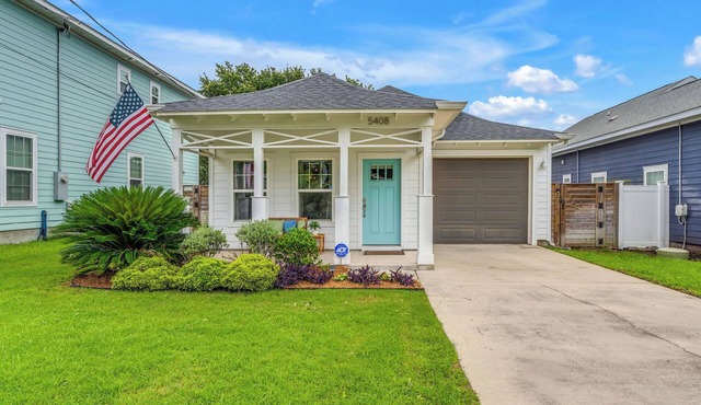 3-bedroom house with fenced yard and private pool