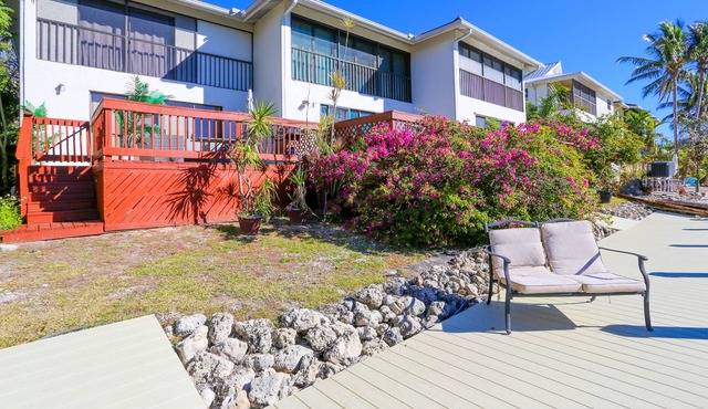 **3 BEDS/3 BATHS**WATERFRONT HOME**GREAT VIEWS**