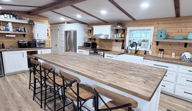3 BR 2 Bath - Waterfront Houseboat with Unforgettable Sunset Views- Cocodrie, LA in Chauvin