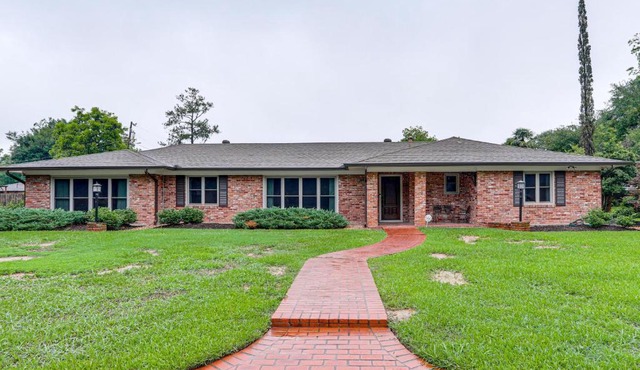 3 Mi to Dtwn Alexandria: Family Home w/Hot Tub!