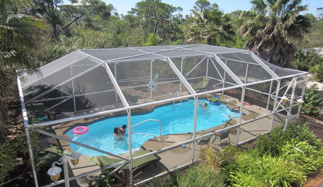 3 Min to Beach Lrg Pvt Pool, Complimentary Beach Equipment Dogs Allowed