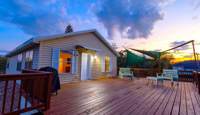 3 Rooms, Lake, Bocce Ball, Putting Green, Fire pit, Deck