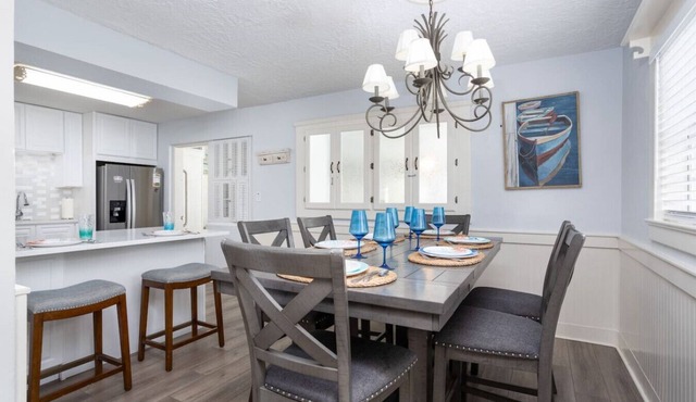 3 Units, Sleeps 17, Pool, Pickleball, Beaches in Melbourne