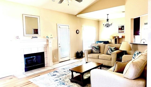 3BR 2BA - fenced backyard near downtown Ocean Springs & beach! Southern Comfort