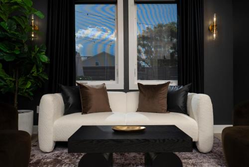 3BR & 3BA Downtown Modern Artsy Home Fully Equipped with Patio