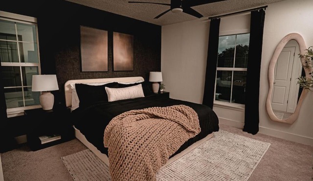 3BR-3BA Modern Ybor Central Tampa with Rooftop Firepit & 2 Bikes-Fully Equipped