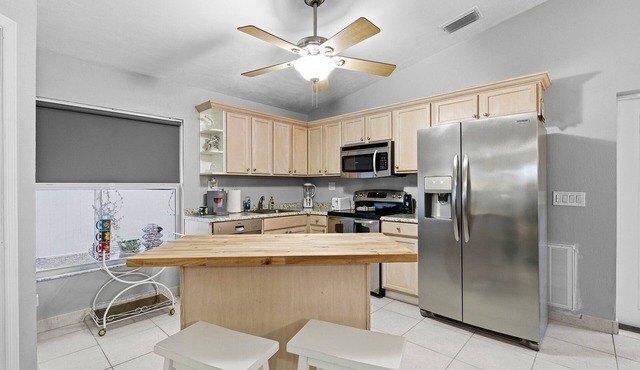 3BR Pet-Friendly Stay w/Sofa Bed + Bunks + Queen Desk Bed