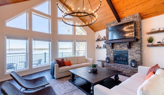 4 Bedroom + 3 Bathroom Home with Incredible Shoreline! in Quitman