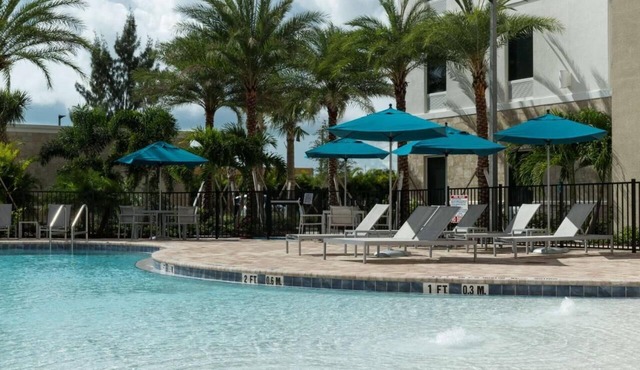 4 Bright King Studios w/Pool Bar & Breakfast | Near Cocoa Beach Pier