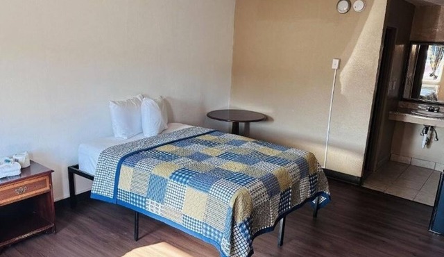 4 Bright Queen Rooms Perfect for Exploring Fort Wayne Sites in Allen County