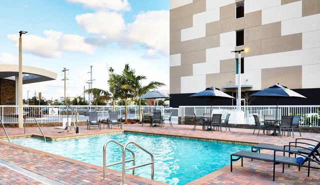 4 Inviting Space Near Miami Airport l Onsite Pool, Free Shuttle and Breakfast