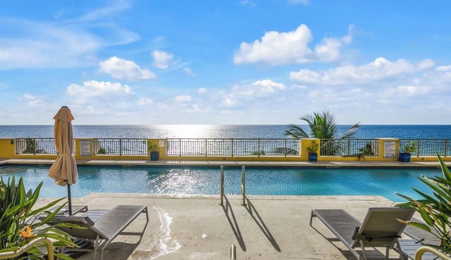 4 Ocean View King Suites w/Balcony, Beach Access and Dining