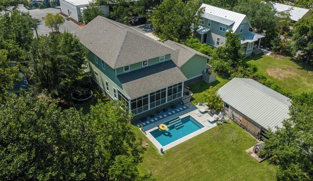 4BR/3.5BA w/POOL! Walk to Downtown & beach! Perfect location! Chateau De La Mar