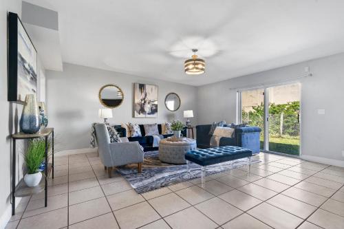 4BR 3BA Palm Beach Home - Firepit & Grill