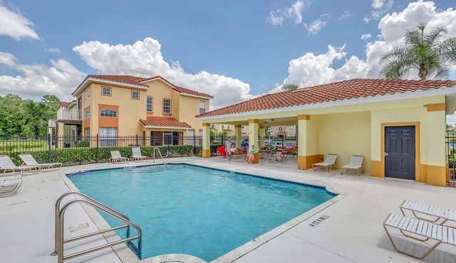 4BR family townhouse w/pool & backyard