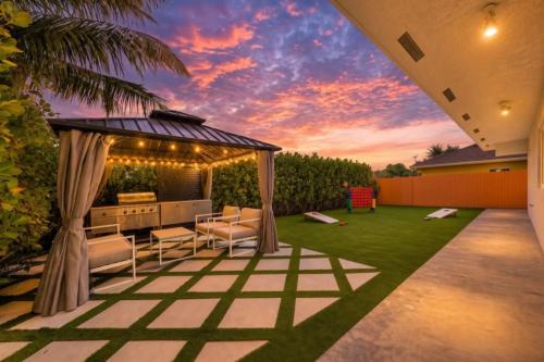 4BR Home Sleeps 14 BBQ and Outdoor Space