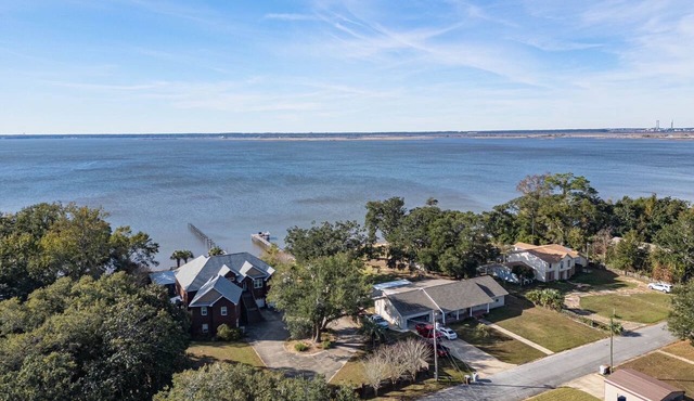 5/3 'Bayfront Beach-House' with Pier & Hot Tub on Pensacola Escambia Bay in Pace