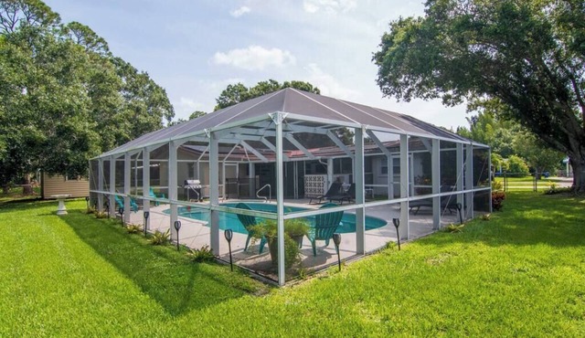 5/3 Beach Bungalow w/Enclosed Pool in Vero Beach