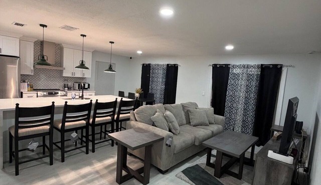 5-bedroom house in pleasant Orlando with AC close to attractions and hospitals