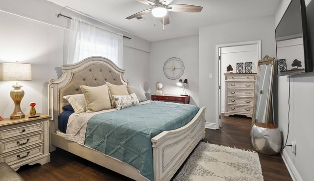 5 king beds, bonus room, rare find! Walk to beach