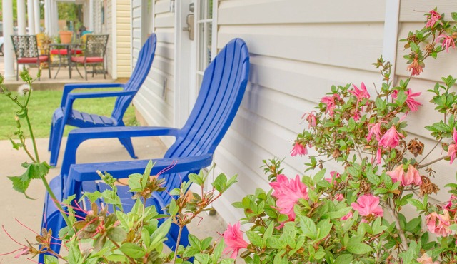 5 min walk to BEACH (1 block). Newly RENOVATED Spacious 3Beds 3Baths