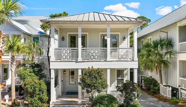 5 Star Gorgeous Southern Style Beach house! Great for Families- Bikes included !